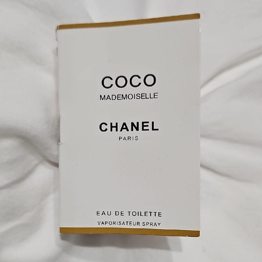 CHANEL Coco Mademoiselle Fragrance Box in White and Gold 2ml SPRAY
